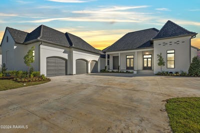 /international/us/109-trailing-oaks-drive-youngsville-la-110104624285/