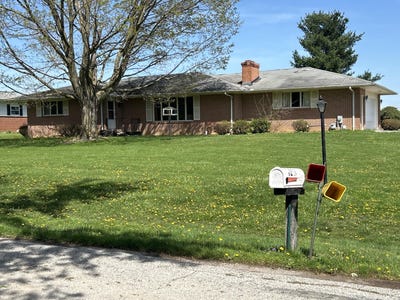 /international/us/129-parker-court-hudson-mi-110107585785/