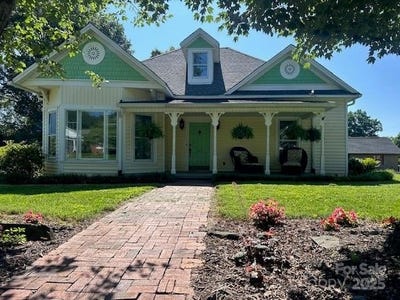 /international/us/743-s-college-avenue-newton-nc-110100412650/