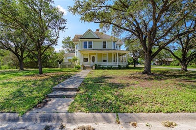 /international/us/711-e-lott-street-beeville-tx-110108472873/