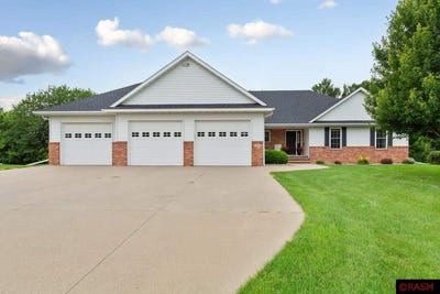 /international/us/104-creekside-drive-mankato-mn-110100806632/
