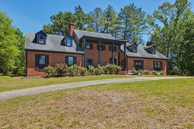 /international/us/2929-halifax-road-south-boston-va-110105756568/