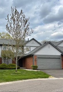 /international/us/555-winwood-court-walled-lake-mi-110106602349/