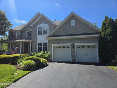 /international/us/18-lockewood-lane-east-windsor-nj-110109449277/