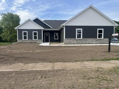 /international/us/190-deerrun-drive-fall-river-wi-110107050074/