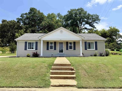 /international/us/263-w-court-ave-selmer-tn-110108904416/