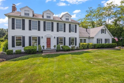 /international/us/17-lemark-court-east-setauket-ny-110119915055/