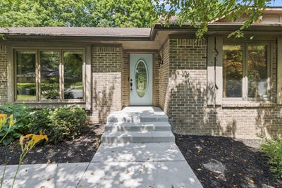 /international/us/604-oak-blvd-w-drive-greenfield-in-110100464354/