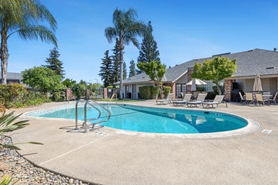 /international/us/315-e-nees-avenue-fresno-ca-110106497242/