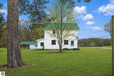 /international/us/111-w-forest-home-avenue-bellaire-mi-110106060906/