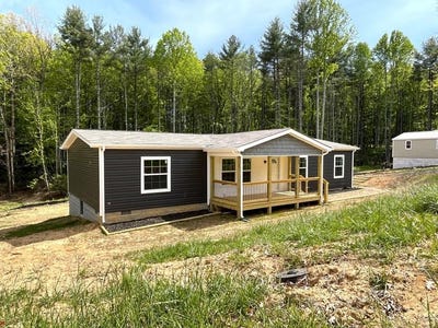 /international/us/246-wood-lane-hillsville-va-110104581656/