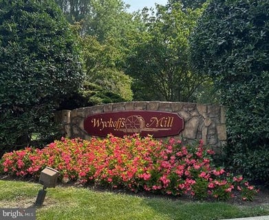 /international/us/23-powell-court-hightstown-nj-110101022898/