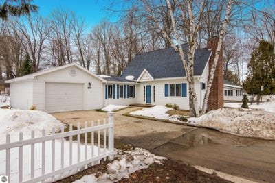 /international/us/832-deepwater-point-drive-bellaire-mi-110106379992/
