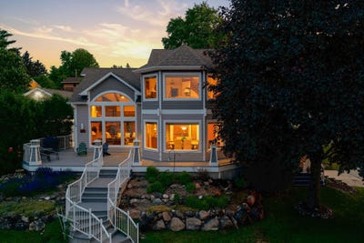 /international/us/405-lake-dr-random-lake-wi-110106369747/