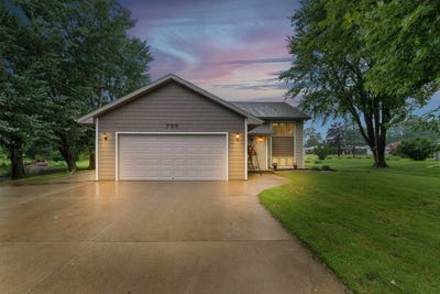 /international/us/755-s-oakwood-road-oshkosh-wi-110100685312/
