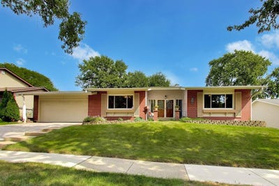 /international/us/6001-ross-drive-woodridge-il-110110321660/