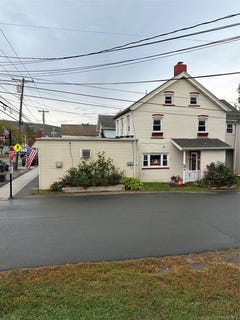 /international/us/135-sullivan-street-wurtsboro-ny-110108335765/