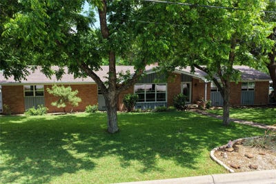 /international/us/900-n-elm-street-comanche-tx-110107952395/
