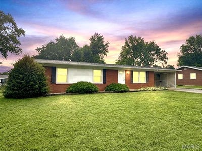 /international/us/429-sunset-drive-waterloo-il-110108447706/