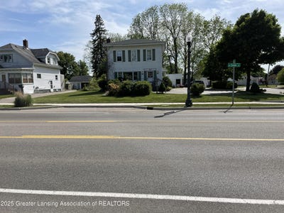 /international/us/2111-cedar-street-holt-mi-110100679241/