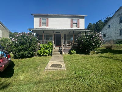 /international/us/27-broad-street-van-lear-ky-110101437694/