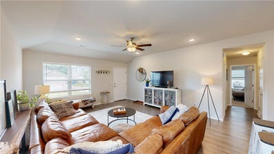 /international/us/1066-e-sparrow-circle-fayetteville-ar-110108549583/