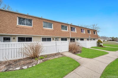 /international/us/59-storm-drive-holtsville-ny-110107573929/