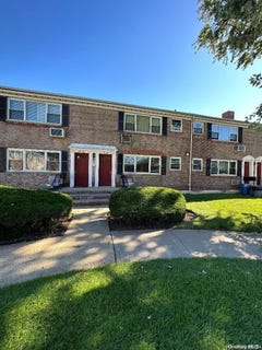 /international/us/67-45-152nd-street-flushing-ny-110096104953/