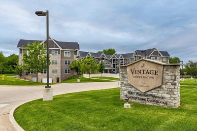 /international/us/9001-windsor-parkway-johnston-ia-110108139137/