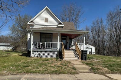 /international/us/2-w-vine-street-villa-grove-il-110106934228/
