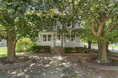 /international/us/706-old-indian-trail-aurora-il-110120670449/