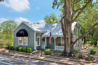 /international/us/4925-main-street-chappell-hill-tx-110108120480/