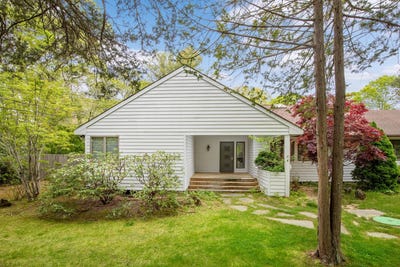 /international/us/4-evelyn-court-westhampton-ny-110098665454/