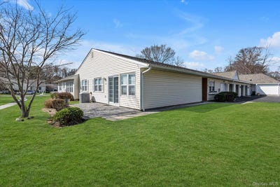 /international/us/93-revere-drive-sayville-ny-110107077167/