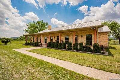 /international/us/2657-w-sabinal-road-utopia-tx-110120692031/