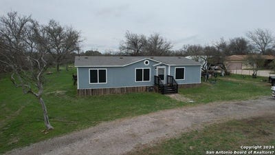 /international/us/209-county-road-5720-castroville-tx-110098382818/