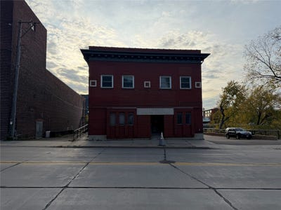 /international/us/8-s-farwell-street-eau-claire-wi-110120487952/