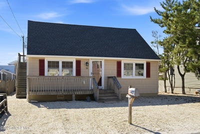 /international/us/16-w-joan-road-long-beach-twp-nj-110120923500/