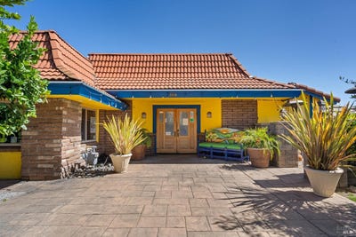 /international/us/1015-gravenstein-avenue-sebastopol-ca-110120461868/