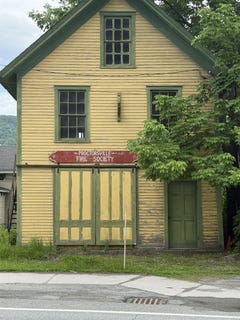 /international/us/406-main-street-cavendish-vt-110108606442/