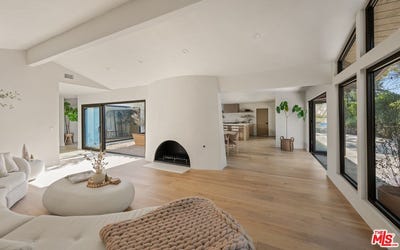/international/us/2419-westridge-rd-los-angeles-ca-110098619174/