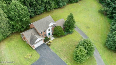 /international/us/21-presidential-drive-kinderhook-ny-110100213174/