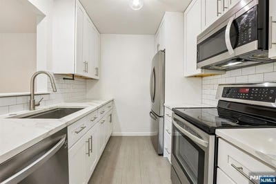 /international/us/100-crown-court-edgewater-nj-110108585667/