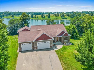 /international/us/12605-314th-street-lindstrom-mn-110100993979/