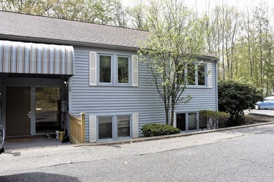 /international/us/18-maria-ave-southbridge-ma-110107910291/