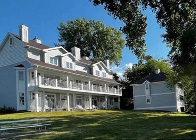 /international/us/4200-west-end-rd-lake-geneva-wi-110108707425/