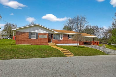 /international/us/157-spring-street-forsyth-mo-110108228138/