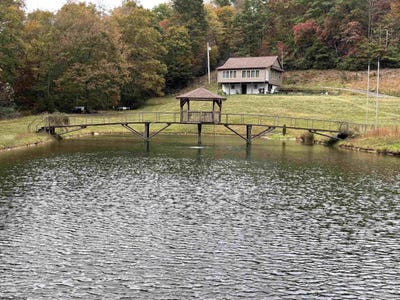 /international/us/97-indian-oaks-lane-belington-wv-110120497457/