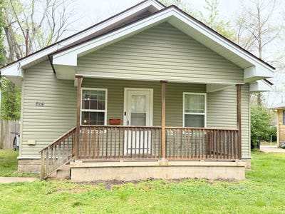 /international/us/614-n-springer-street-carbondale-il-110107167545/