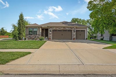 /international/us/1300-n-4th-st-e-louisburg-ks-110108354790/
